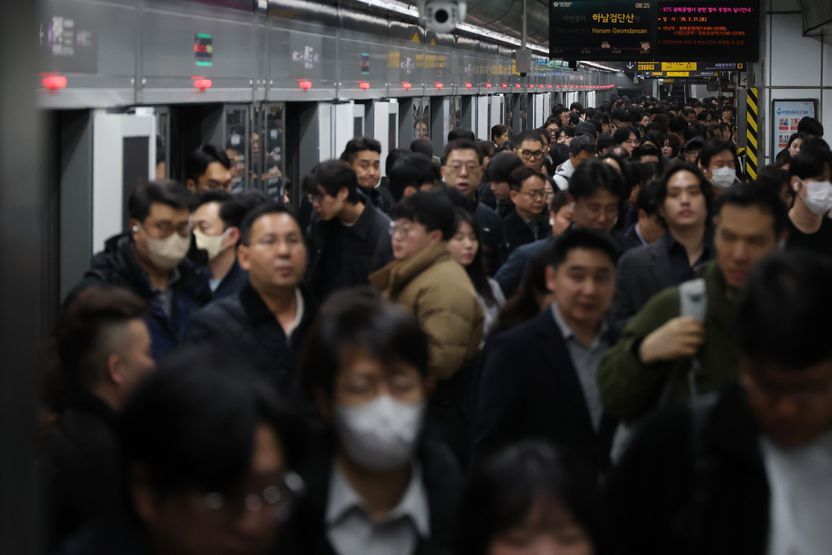 이 대통령 "출퇴근 땐 노인 무임승차 제한 검토"…전면 폐지는 위헌, 시간 제한은 합헌? 기사 관련이미지