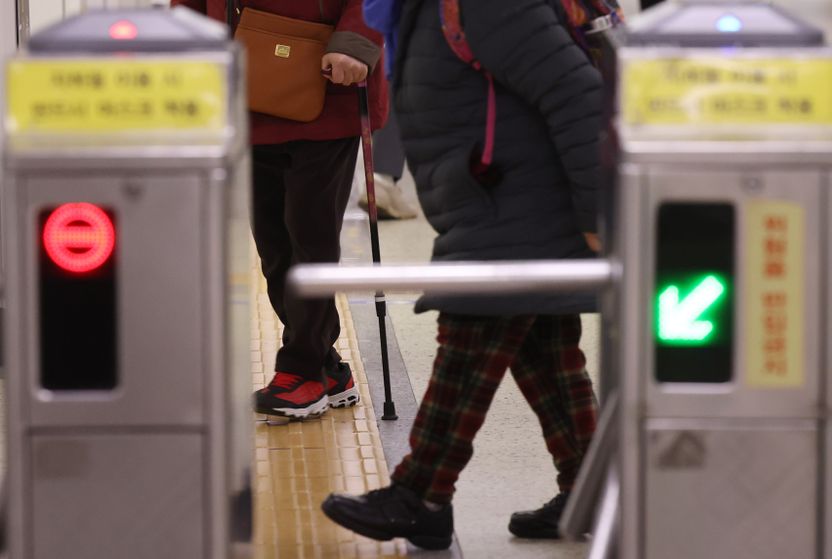 출퇴근 지옥철 8%가 어르신?… 일하는 노인 가려낼 묘수 찾기 '산 넘어 산' 기사 관련이미지