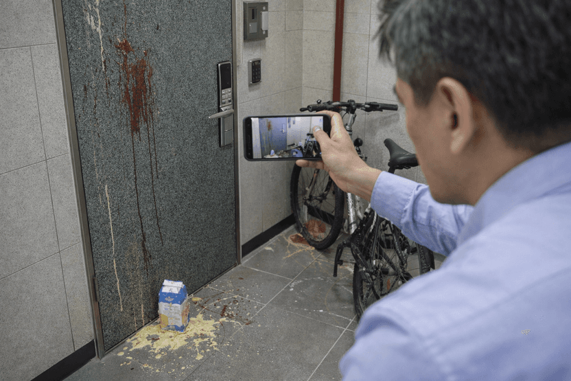 현관문 침 뱉기에 자전거 훼손까지…윗집 보복, CCTV 없으면 속수무책일까 기사 관련이미지