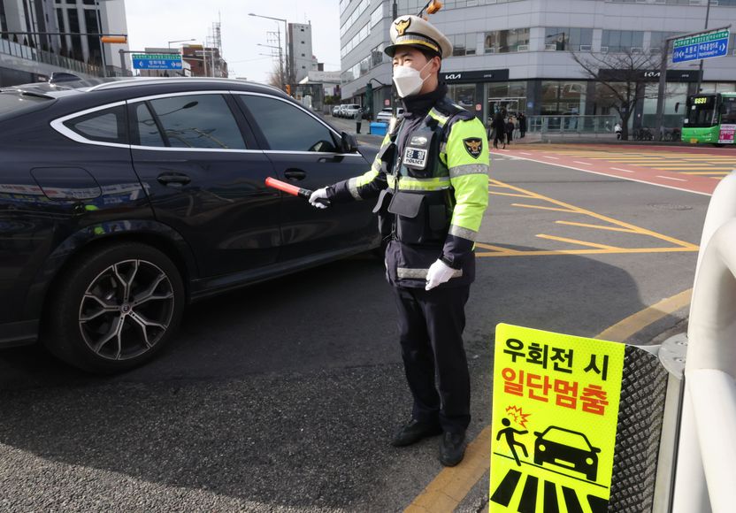 오늘부터 ‘우회전 일시정지’ 안 지키면 범칙금 6만원 내야 한다 기사 관련이미지