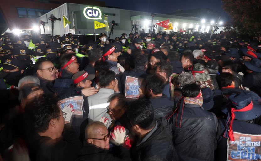 화물연대 '근로자성' vs 원청 '사용자성' 쟁점…노동부는 노란봉투법 적용 '선 긋기' 기사 관련이미지