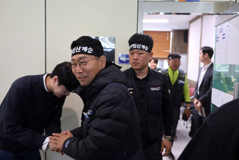 CU 화물연대 조합원 사망…노동부 장관 "법 문제 아냐, 하청 구조가 갈등 만들어" 기사 관련이미지