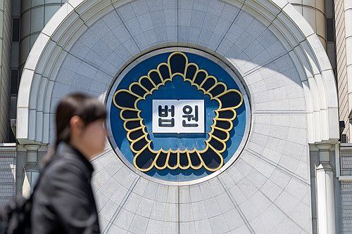 이유도 없이 샤워기로 환자 얼굴을 '퍽'… 중국 국적 간병인, 징역 1년 기사 관련이미지