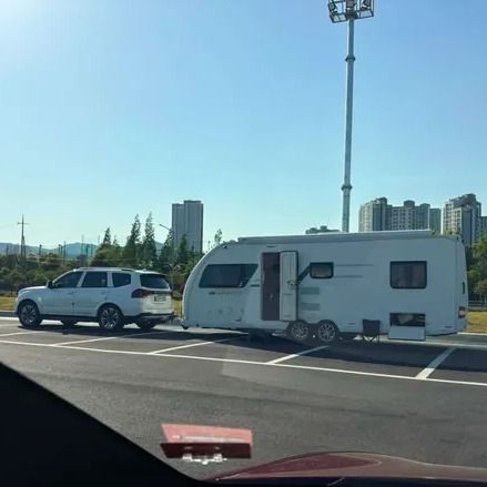 캠핑카·차량 두 대가 공공주차장 7칸 차지…법은 이 얌체 차주를 어떻게 응징할까 기사 관련이미지