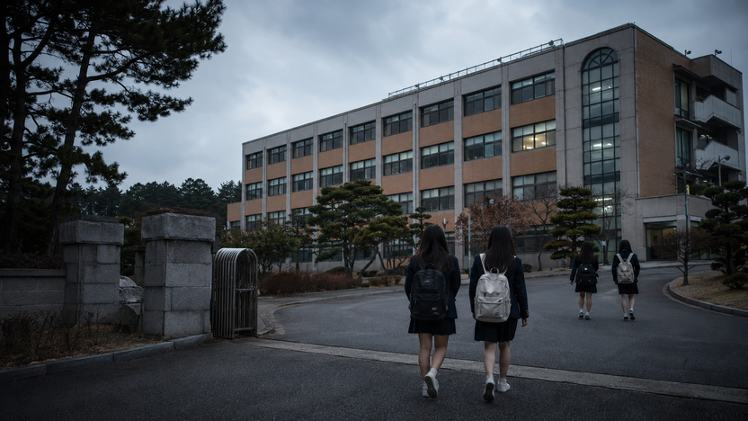 가해 학생은 교실에, 피해 교사는 거리에… 성추행 인정받고도 1년째 돌아가지 못하는 학교 기사 관련이미지