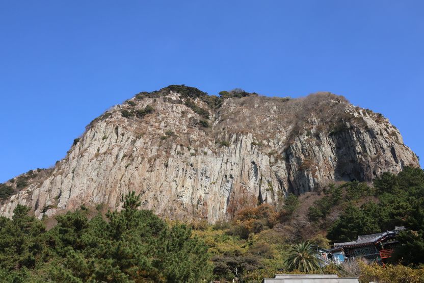 출입금지 산방산 오른 외국인, 절벽에 갇혀 이메일로 SOS 보냈다 기사 관련이미지