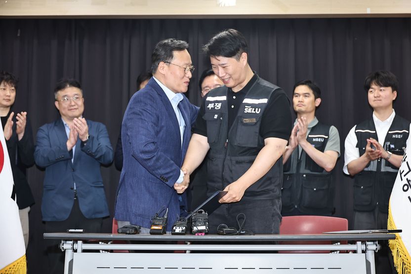 파업 직전 삼성전자 노사 극적 타결…김영훈 장관이 빼든 '4대 6 유예' 카드 기사 관련이미지
