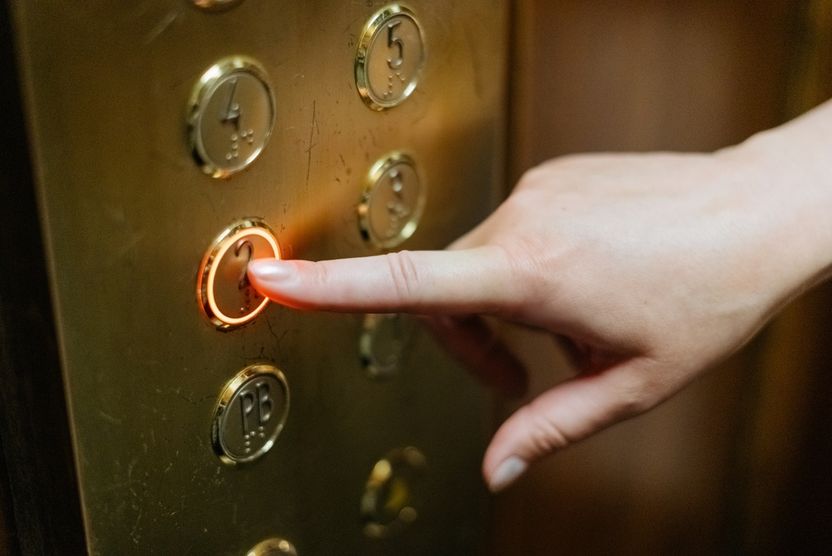 엘리베이터 연쇄 성추행에도 무사통과? 신원 노출 공포 파고든 '학폭위'의 역설 기사 관련이미지