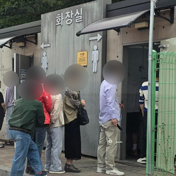 "급하다고 쑥…" 남자 화장실 점령한 중년 여성들, 성추행 신고 가능할까? 기사 관련이미지