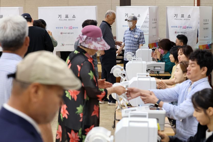 투표 인증샷 찍으려다 전과자 될 수도…경찰, 기표소 사진 SNS 게시자 추적 기사 관련이미지