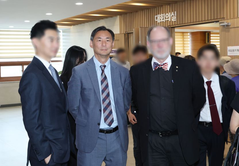 소환 피하려 '수사관 기피 신청' 낸 모스 탄… 변호사 "그게 오히려 체포영장 빌드업" 기사 관련이미지