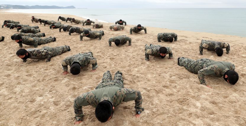 "선임이 시키면 해야지" 후임병에 물 뿌리고 아이돌 춤 강요⋯지긋지긋한 군대 가혹행위 기사 관련이미지