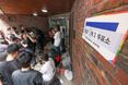 투표소 14시간 봉쇄한 성난 민심…투표소 막은 시위대, 법적으로 문제없을까 기사 이미지
