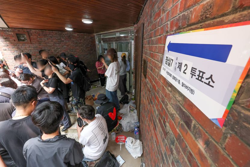 투표소 14시간 봉쇄한 성난 민심…투표소 막은 시위대, 법적으로 문제없을까 기사 관련이미지
