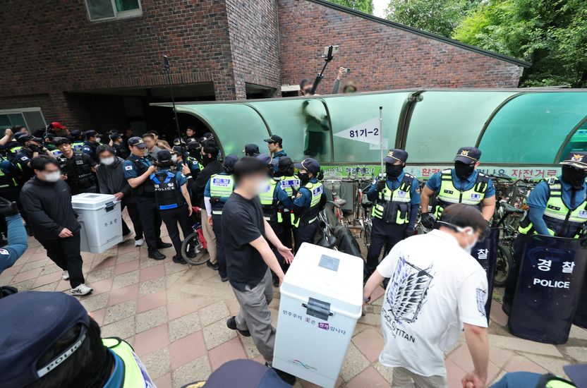 투표용지 동나자 지퍼백으로 공수해 와 손글씨로 '쓱쓱'…"법적 근거 전혀 없다" 기사 관련이미지