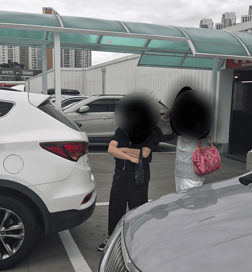 "차보다 사람이 먼저" 마트 주차장 막아선 여성들⋯'이 선' 넘으면 전과자 됩니다 기사 관련이미지