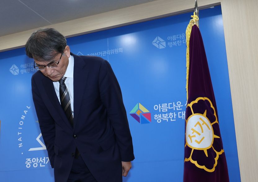 쏟아지는 고발장 속 살아남을 '죄명'은?⋯투표용지 대란 부른 선관위, 처벌 향한 그물은 기사 관련이미지