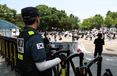 길거리 조롱 모자라 아내에게 쌍욕까지⋯일부 잠실 시위대의 선 넘은 경찰 괴롭힘 기사 이미지