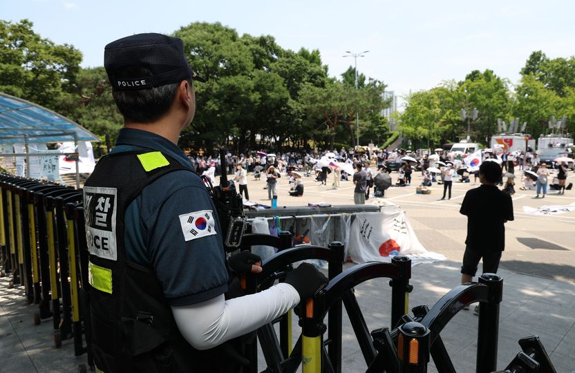 길거리 조롱 모자라 아내에게 쌍욕까지⋯일부 잠실 시위대의 선 넘은 경찰 괴롭힘 기사 관련이미지