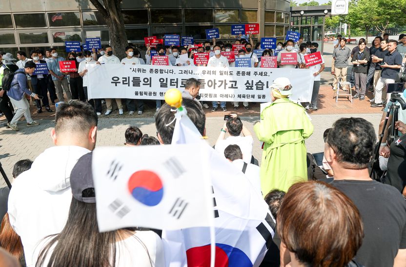 "선수들 월급은 주게 해달라" 읍소에도…올림픽공원 시위대 점거에 국가대표 '발목' 기사 관련이미지