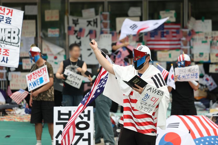 "우린 자유 시민이다" 지령 내린 시위대⋯경찰이 개표소 앞 공권력 투입 망설이는 이유 기사 관련이미지