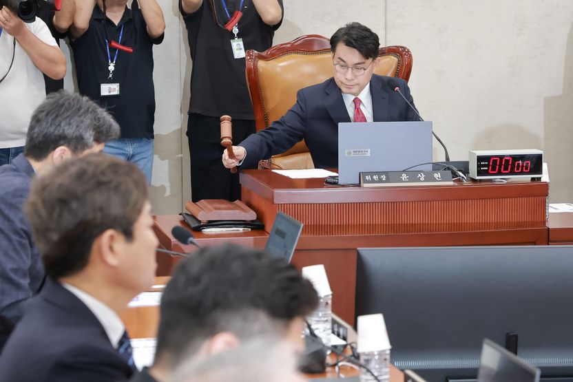 국회 선관위 국조특위 가동… 윤건영 의원 "보고 체계 무너진 아노미 상태" 기사 관련이미지