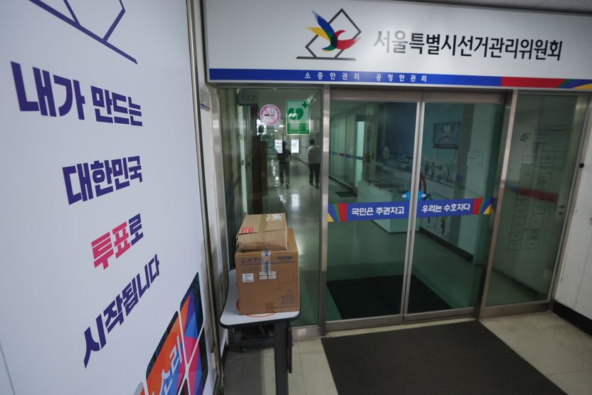 "맨정신에 개표하고 싶다" 선관위 노조의 '사전투표 폐지' 제안, 그 이면의 속사정 기사 관련이미지