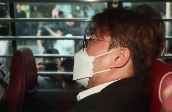 '음주 뺑소니' 김호중 5개월 조기 출소…법조계 "가석방 기준은 죄질 아닌 수감 태도" 기사 관련이미지