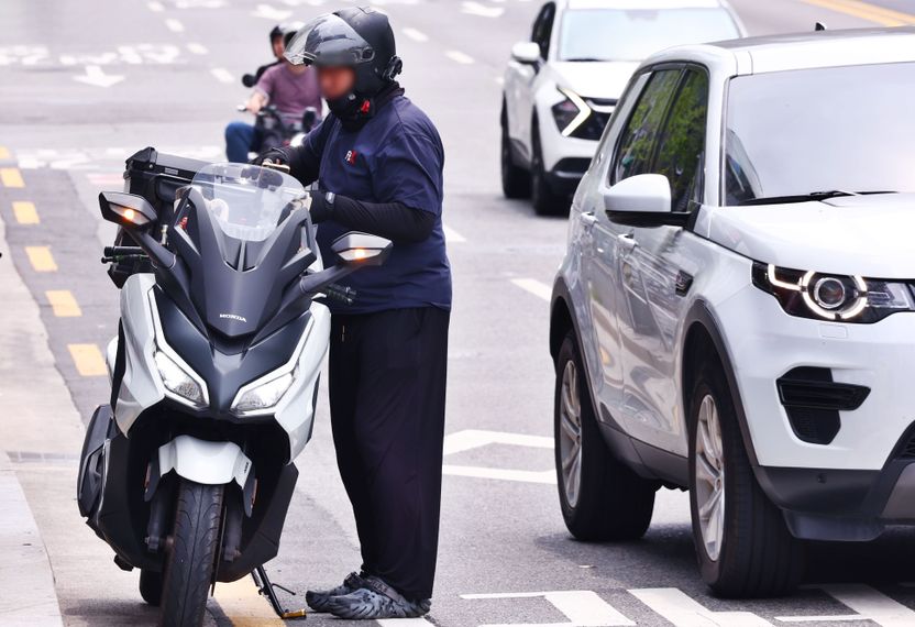 "100번 주차하면 모두 불법" 오토바이 번호판만 찍어 즉시 범칙금…배달 현장 '발칵' 기사 관련이미지
