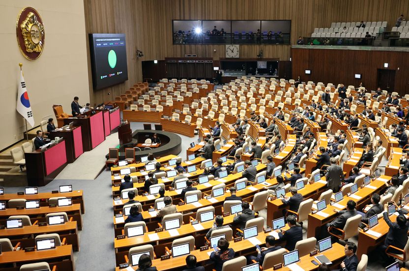 "가짜뉴스 철퇴" vs "합법적 입틀막"⋯시행 첫날부터 맞붙은 개정 정통망법 기사 관련이미지
