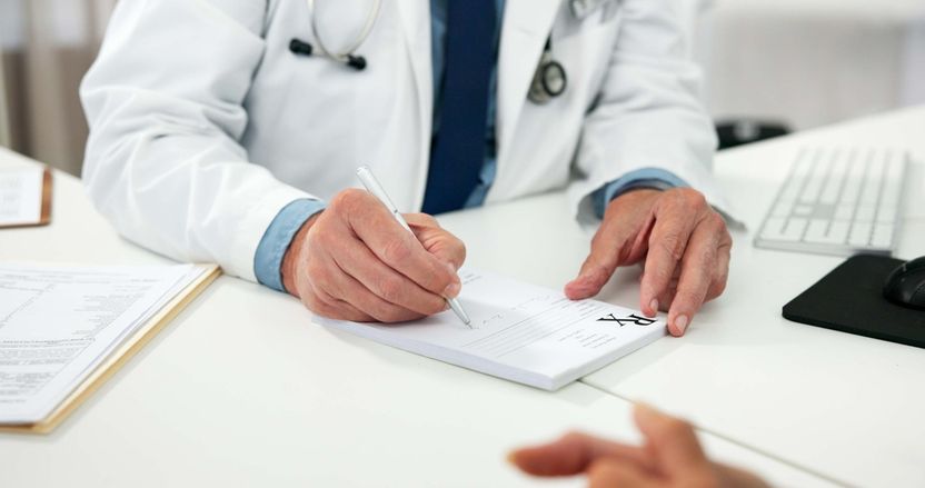 "며느리 삼고 싶다"며 20대 집 찾아간 70대 의사⋯알고 보니 가짜 청첩장까지 돌렸다 기사 관련이미지