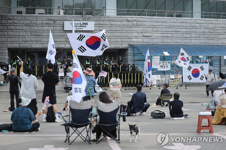 제헌절 올공 집회 현장 찍어 올렸다가 고소?…SNS 공유도 문제 될까 기사 관련이미지