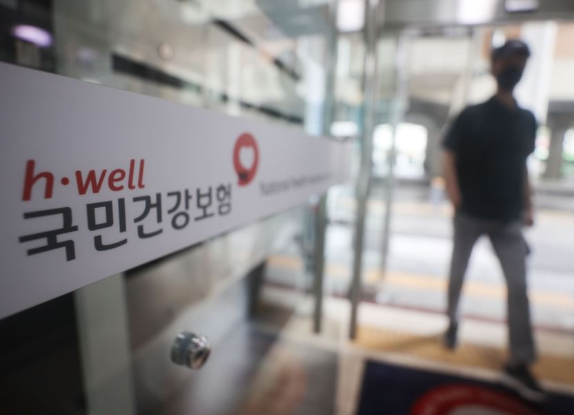 "5000원 오르면 한 끼 굶어야"⋯건보료 하한선 인상에 진통제로 버티는 70만 세대 기사 관련이미지