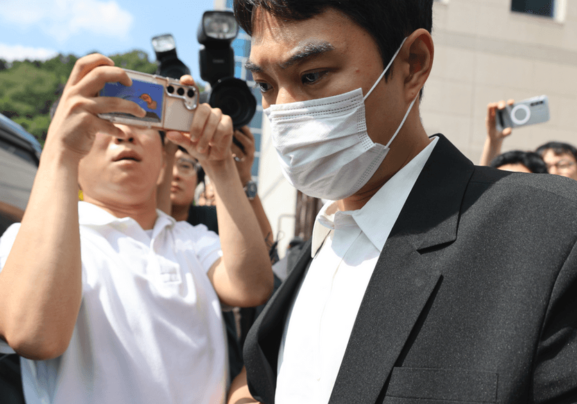 '교복 차림 나체 사진' 추가 발견된 최영중 전 청주시의원…향후 재판에 영향 미칠까 기사 관련이미지