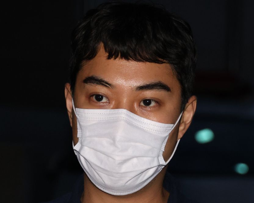 "친구 데려오면 돈 더 줄게" 여중생에 나체 사진 요구한 현직 시의원의 두 얼굴 기사 관련이미지
