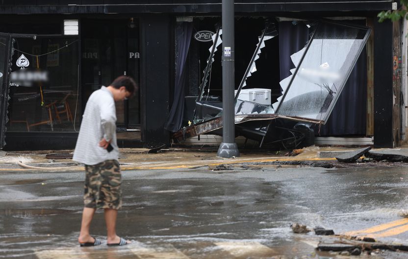 옹벽 무너진 '거제 폭우' 현장, 위태로운 정화조⋯"가스통 터질라" 애타는 주민들 기사 관련이미지