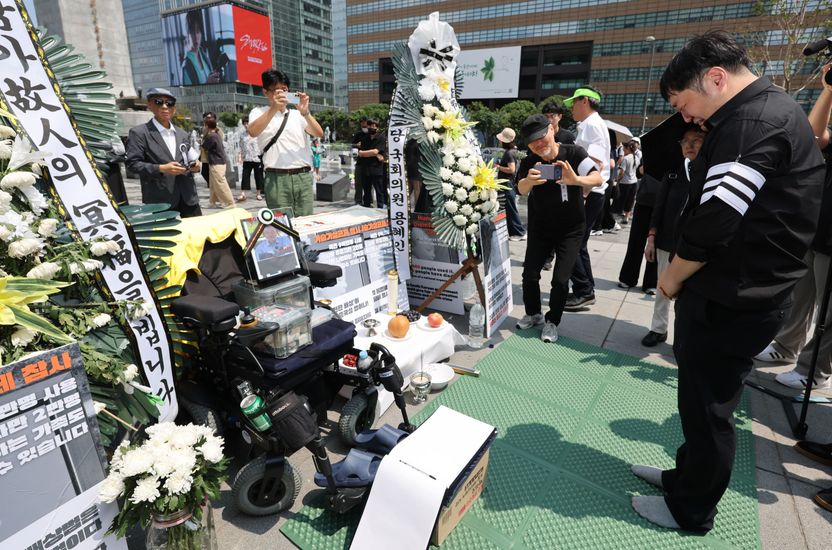 빈소 찾아온 기후장관…가습기살균제 유족 "우리에겐 구제 아닌 배상이 필요하다" 기사 관련이미지