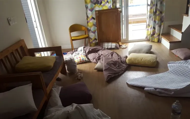 최근 한 펜션 업주가 자영업자 커뮤니티에 고객들이 투숙한 뒤 난장판이 된 사진을 공개하며 분통을 터뜨렸다. 공개한 사진에는 먹다 남은 음식물과 각종 쓰레기, 오물이 묻은 침구류가 널브러져 있었다. 이에 떠난 투숙객에게 법적 책임을 물을 수 있는지 알아봤다. /온라인커뮤니티 '아프니까 사장이다' 캡처