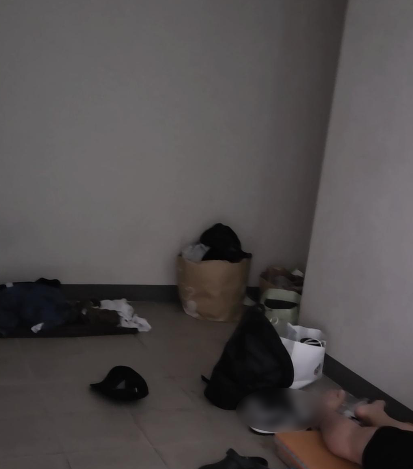 내 집 옥상에 노숙자가 있다? 침낭까지 깔고 잔 20대, 처벌과 경비원 책임은 기사 관련이미지