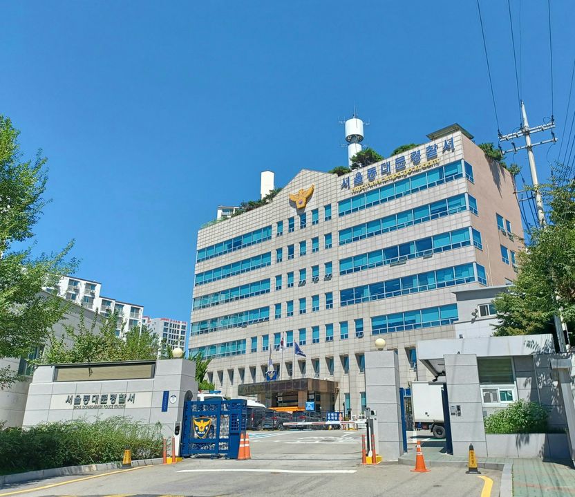 미용실 업주 스토킹하고 말리던 행인에 손도끼 휘두른 60대 체포 기사 관련이미지