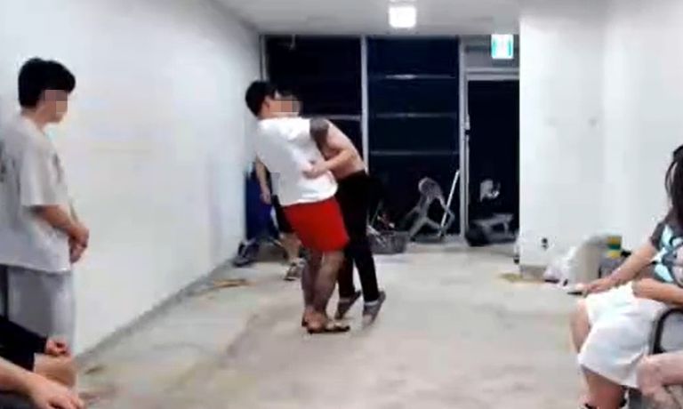 방송 중 <b>일반인</b> 기절시킨 '조폭 파이터' <b>김중우</b>, ZFN 퇴출…법적 처벌은...