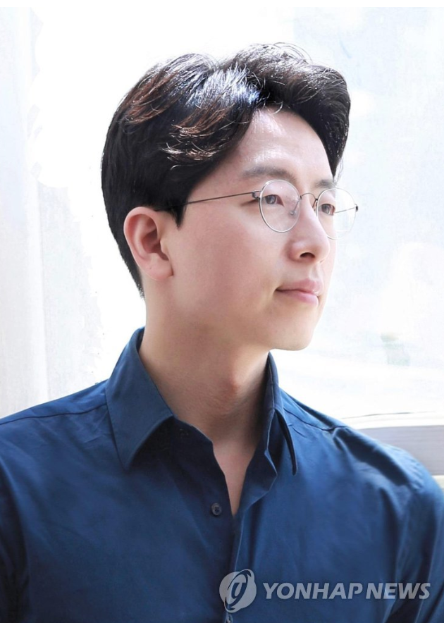 전국 돌며 '내 책' 1600권 사들인 밀리언셀러 <b>이기주 작가</b>, 법정에 서면...