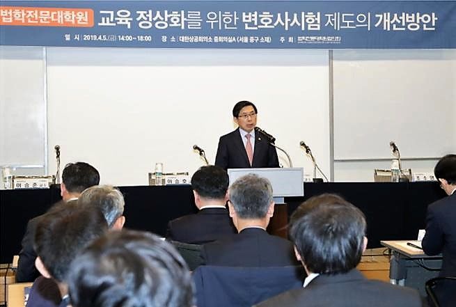 법무부, "26일 변호사시험 합격자 결정 기준 재검토하겠다" 기사 관련이미지