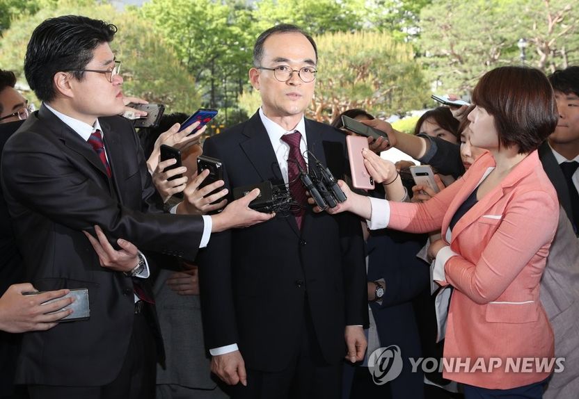 문무일 “수사 개시·종결 구분돼야 기본권 온전히 보호” 기사 관련이미지