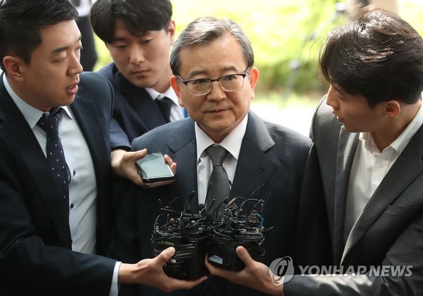 김학의, 5년 만에 피의자로 검찰 출석 기사 관련이미지