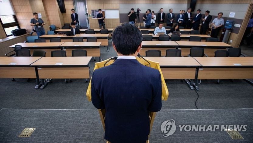 <신문 사설 큐레이션> 법무부 장관의 ‘기자 없는 기자회견’…“국민 무시한 오만불손” 기사 관련이미지