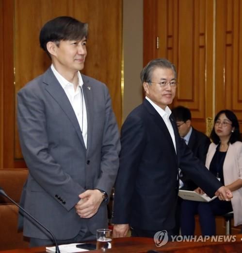<신문 사설 큐레이션> ‘민심 역행’ 조국 법무부 장관 검토…“재고해야 마땅하다” 기사 관련이미지