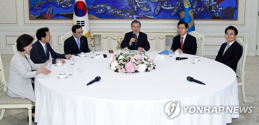 <신문 사설 큐레이션> 문 대통령·5당 대표 회동…‘日에 초당적 대응’ 논의 기사 관련이미지