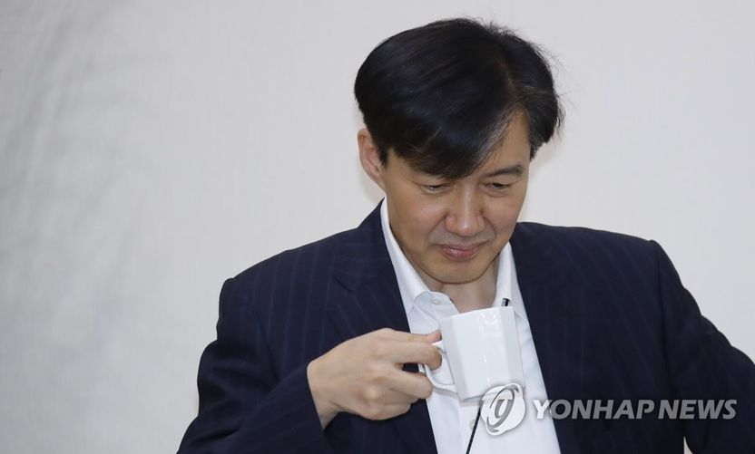 <신문 사설 큐레이션> 조국 수석의 위험한 ‘이분법’ 여론전…“도를 넘었다” 기사 관련이미지