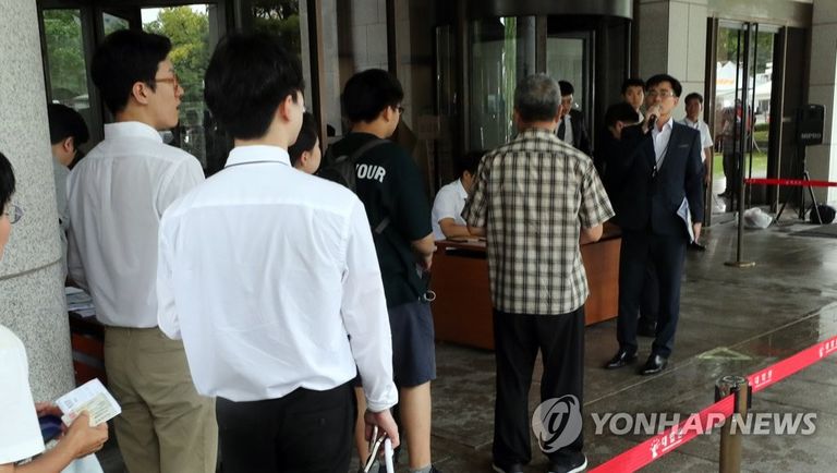  '국정농단' 사건에 대한 대법원의 최종 판단이 내려지는 29일 판결을 방청하기 위한 시민과 취재진들이 서울 서초구 대법원 대법정으로 입장하고 있다. /연합뉴스